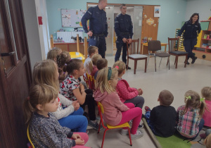 Funkcjonariusze Policji przedstawiają się dzieciom.